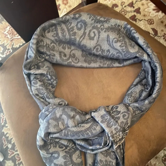 Gray and black light weight scarf with fringes NWOT - Picture 2 of 10